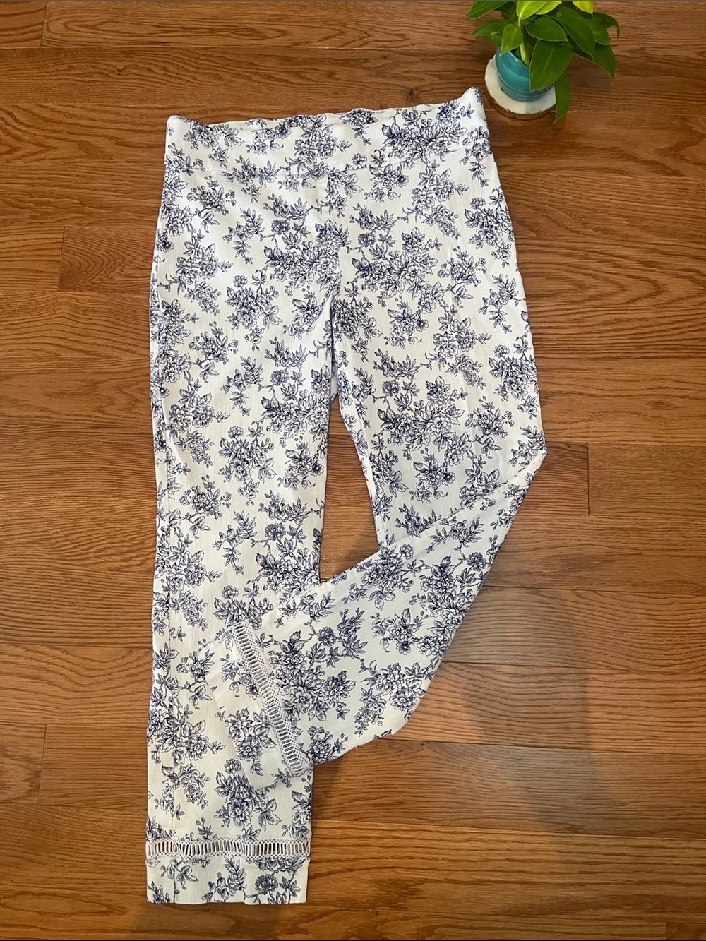 Van Heusen White and Navy Floral Cropped Pants